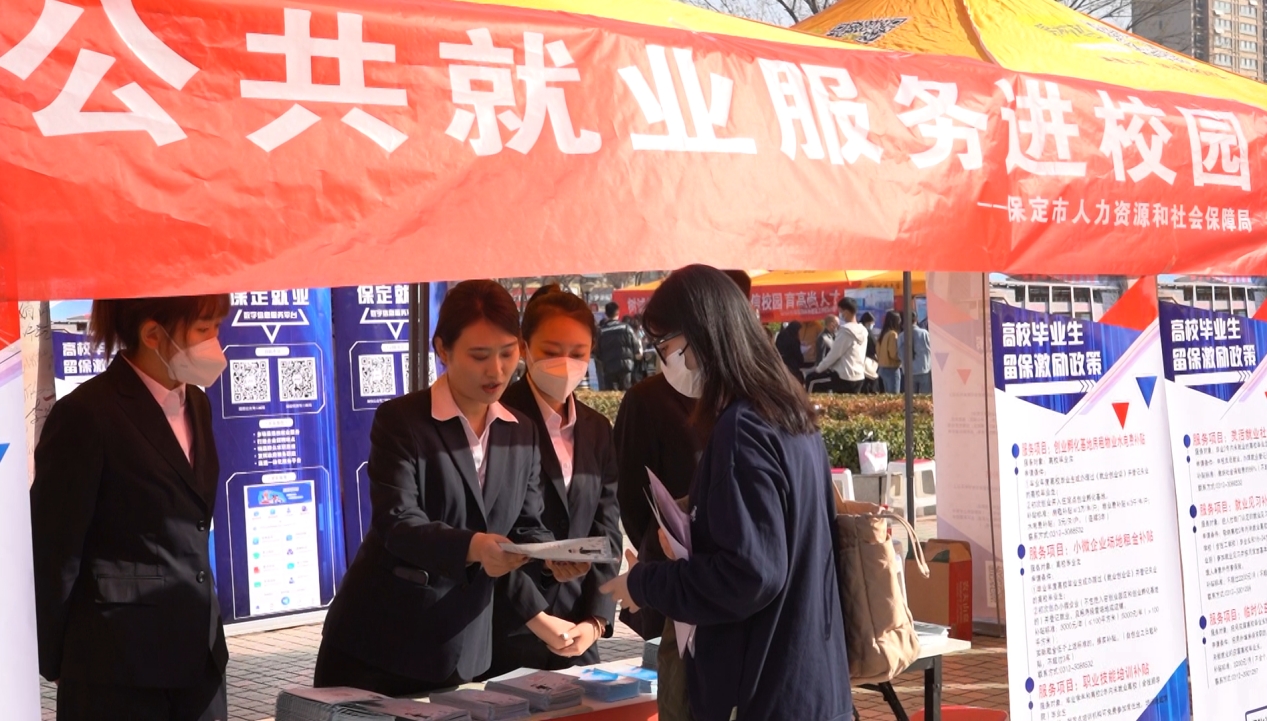 市人社局工作人员向高校学生进行政策解读.png